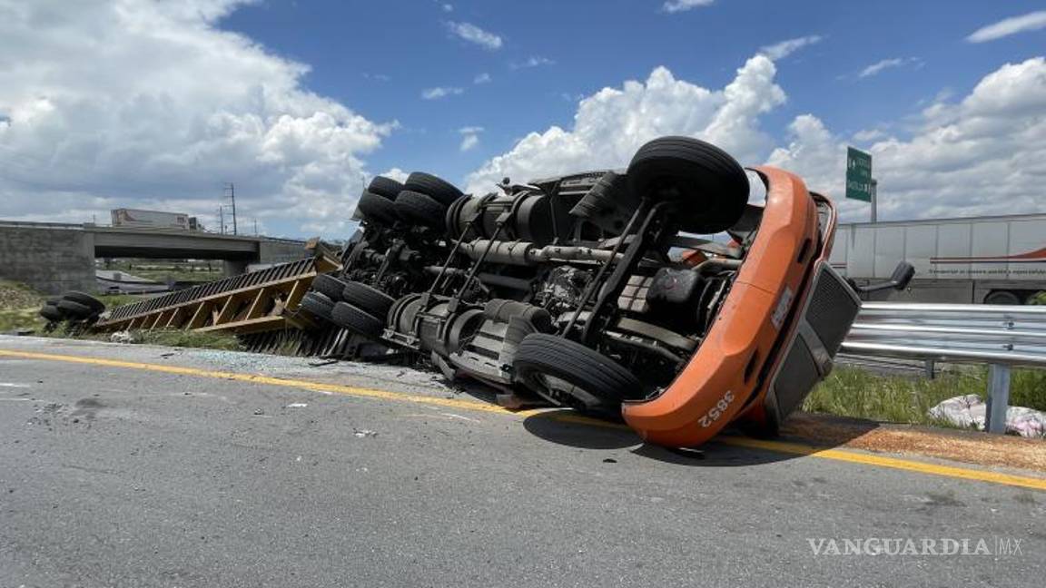 $!El peso de la caja le ganó al trailero.