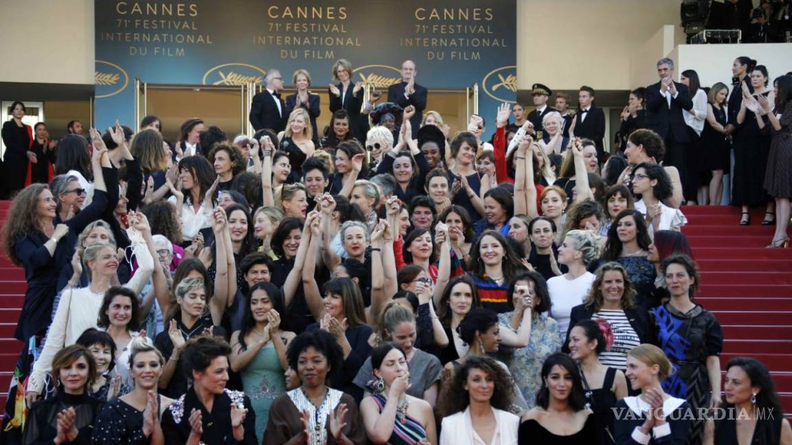 $!Salma Hayek se une a protesta en Cannes