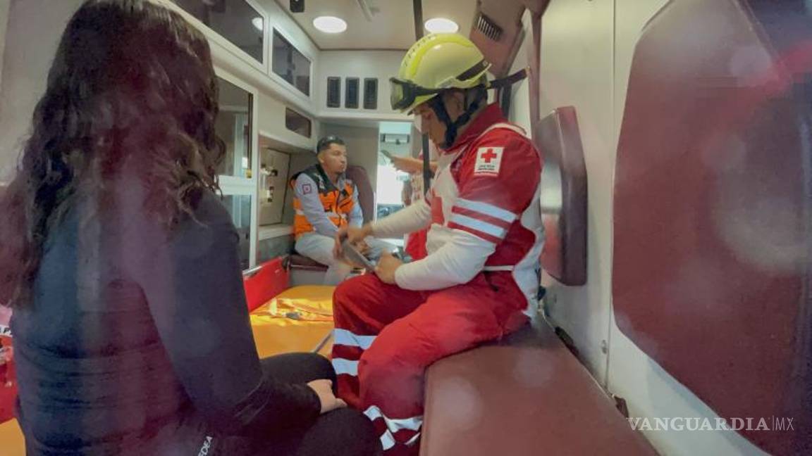 $!Paramédicos de la Cruz Roja atendieron al joven conductor y a la pasajera del taxi.
