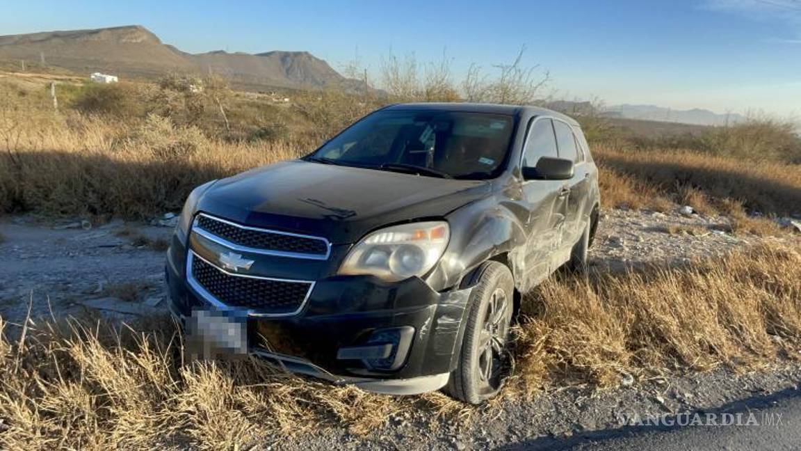 $!La camioneta afectada terminó fuera de la vialidad tras el impacto registrado durante la mañana.