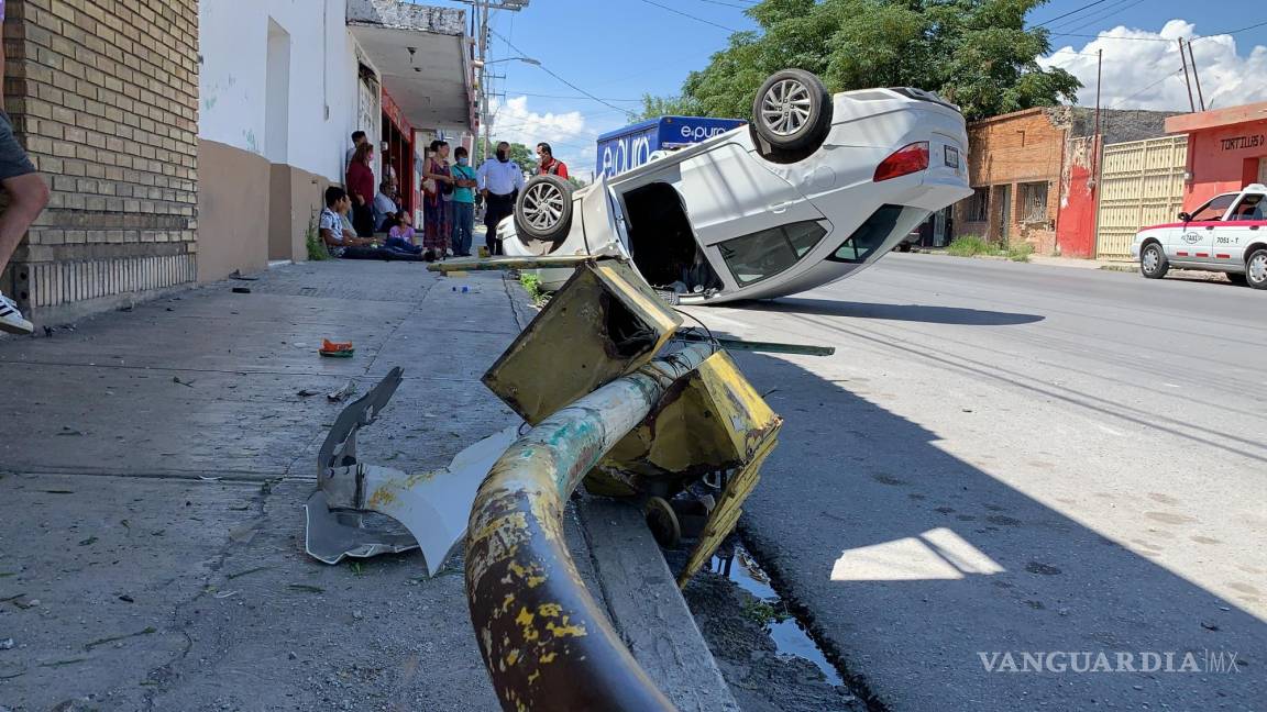 Joven termina volcado en colonia de Saltillo; ‘vehículo le cerró el paso’