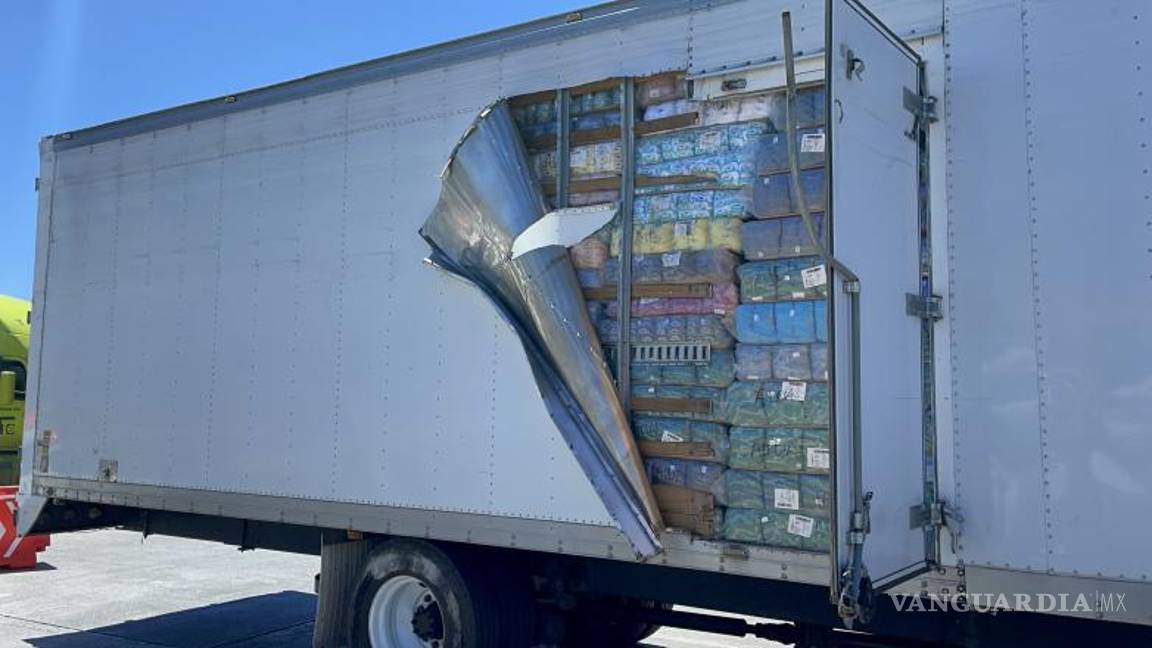 $!Además de la cabina, el vehículo que transportaba estambre también resultó dañado