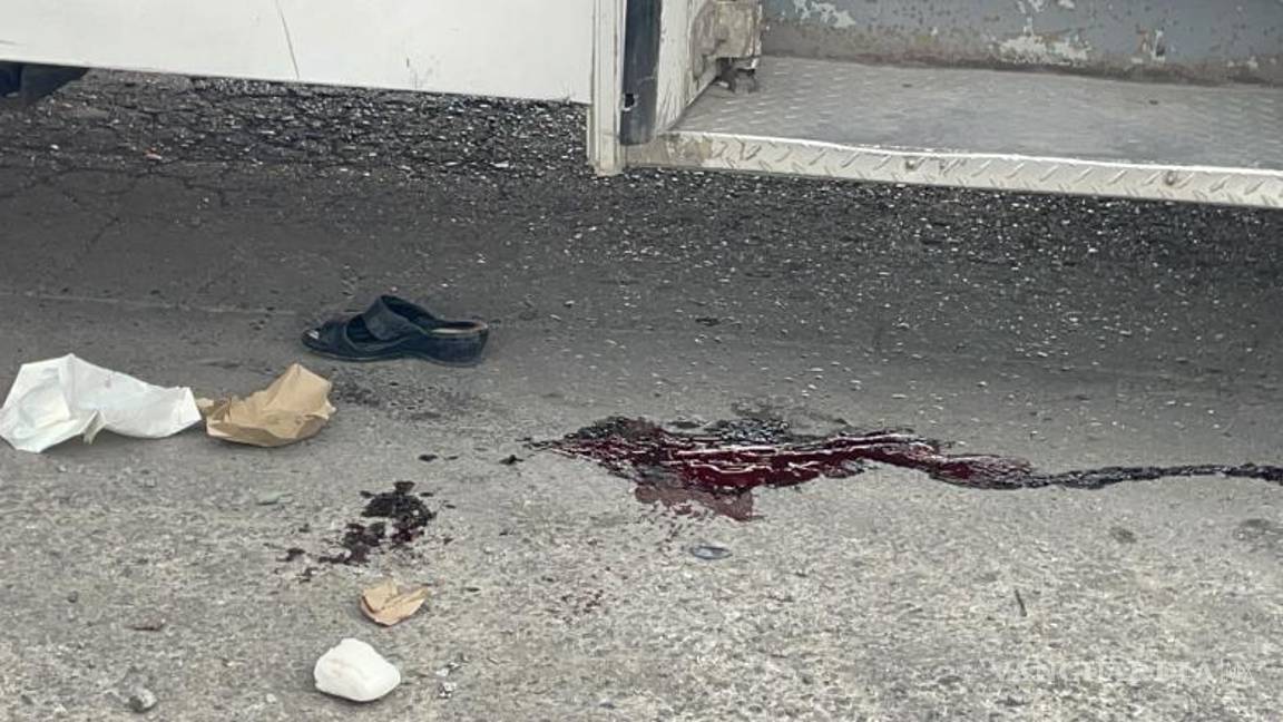 $!Personal de la Policía Municipal recopiló pruebas en la escena del accidente donde resultó gravemente herida una mujer de la tercera edad.