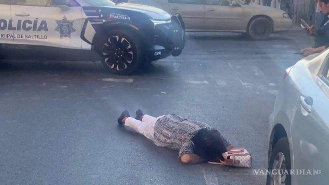$!Una mujer de 59 años fue atropellada por un camión de la ruta 17 en pleno centro de Saltillo; el conductor fue detenido tras el percance.