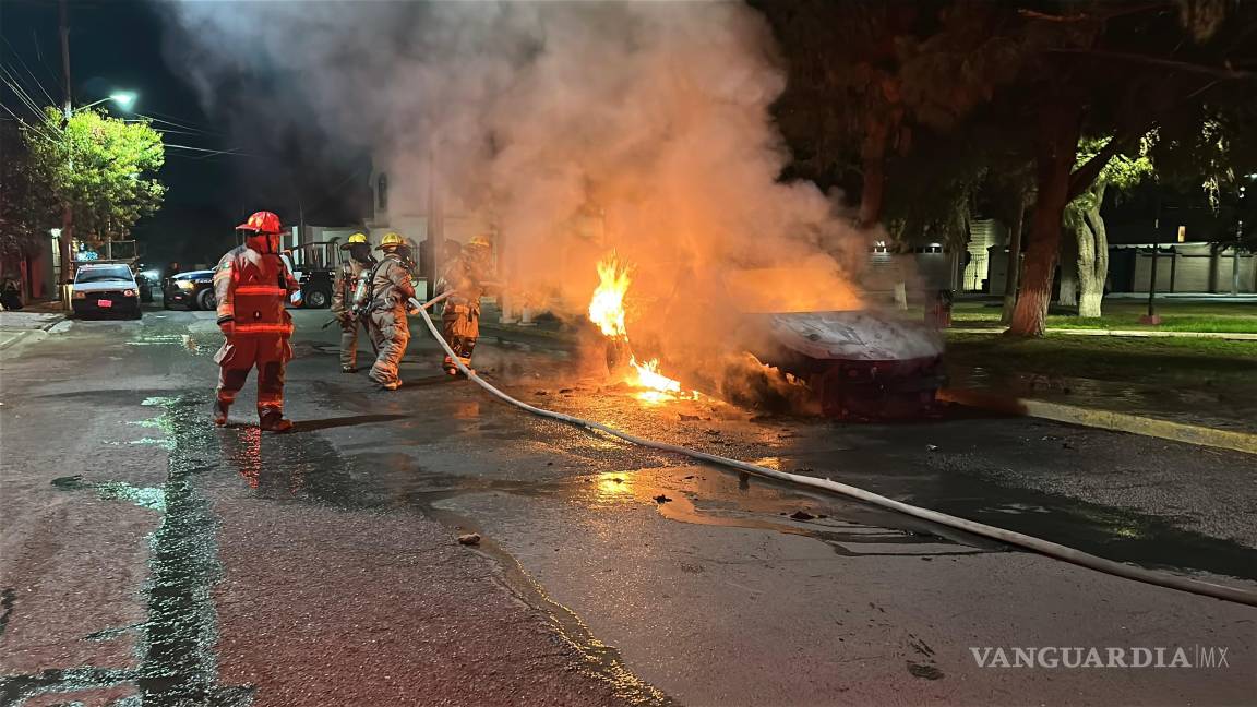 $!Policías municipales cerraron parcialmente la calle Dr. Miguel Farías para facilitar el ingreso de las unidades de emergencia y evitar riesgos para los vecinos.