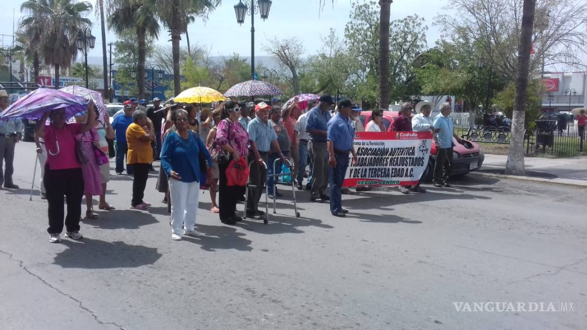$!Personas de la tercera edad marchan para obtener descuento en el transporte público de Monclova