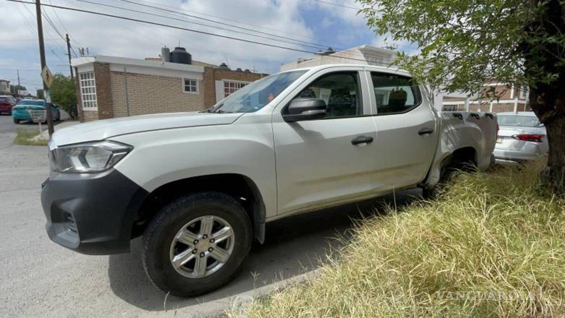 $!Ambos automóviles quedaron sobre la vialidad, obstruyendo momentáneamente el tráfico en la zona.