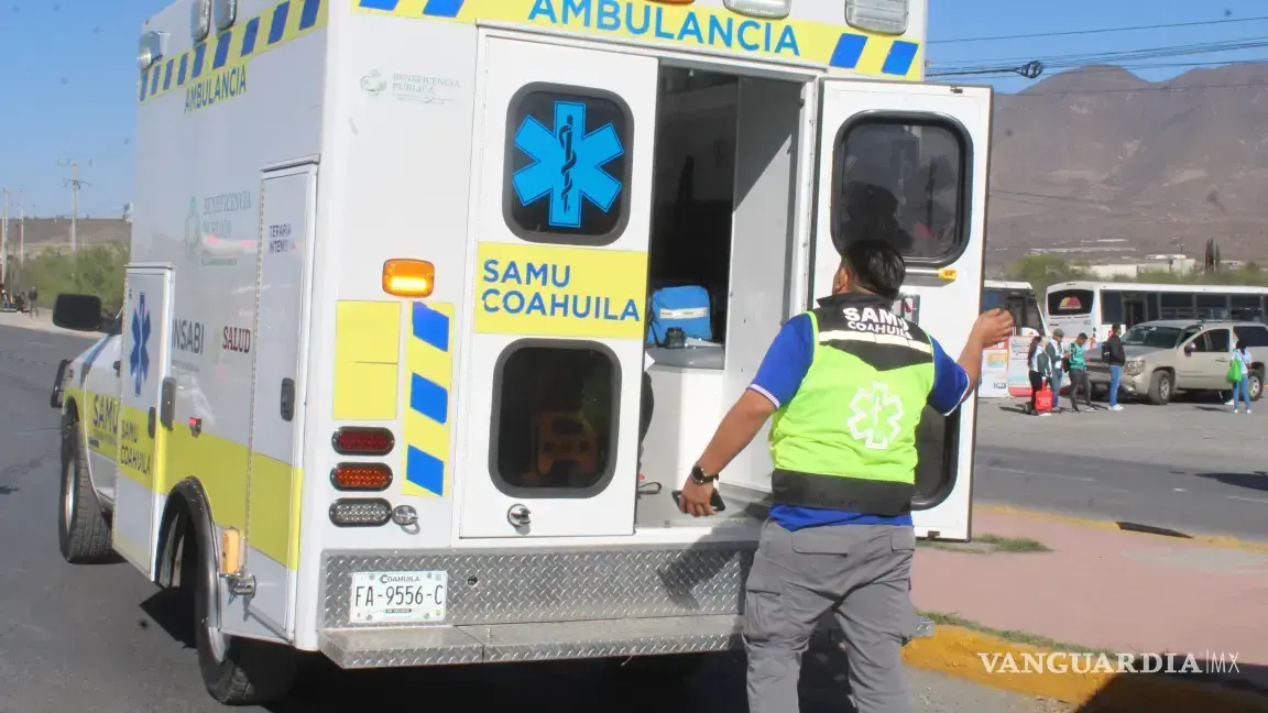 $!El motociclista fue atendido por paramédicos antes de ser trasladado al hospital.