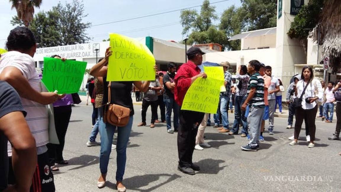 Bloquean calle en Oaxaca por falta de boletas en casilla especial