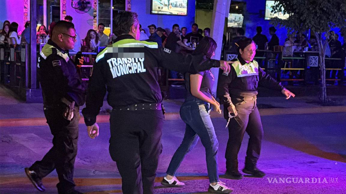 $!La conductora fue detenida tras presentar aliento alcohólico, según autoridades.