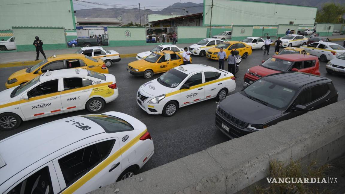 $!El tráfico fue detenido en su totalidad debido al paro frente a la Central de Abastos.