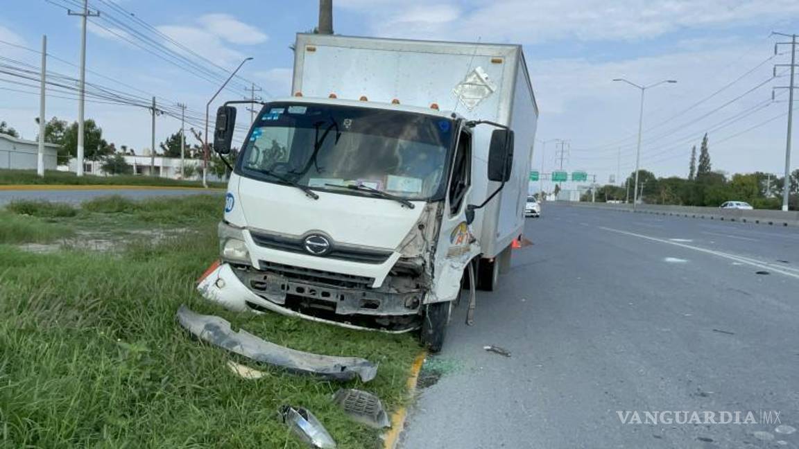$!El camión terminó sobre el camellón tras intentar esquivar al Chevy.