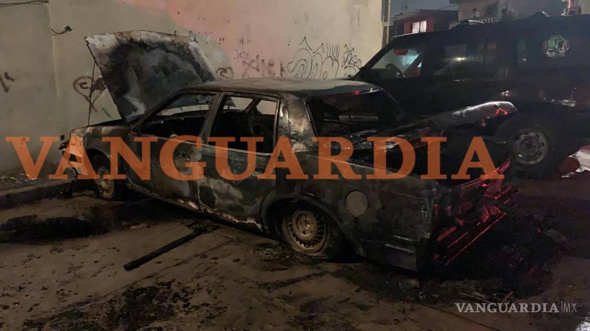 Vehículo queda 'achicharrado' en Satélite Sur, Saltillo