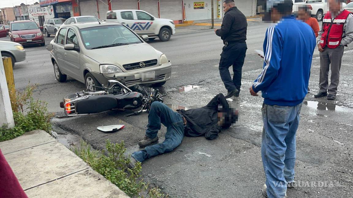 Embiste conductora a motociclista en el centro de Saltillo; le dieron el paso, asegura