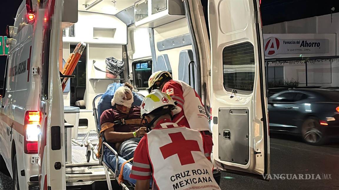 $!El conductor fue valorado por paramédicos de la Cruz Roja tras sufrir una lesión en el pómulo derecho; los socorristas también auxiliaron al copiloto atrapado en el vehículo.