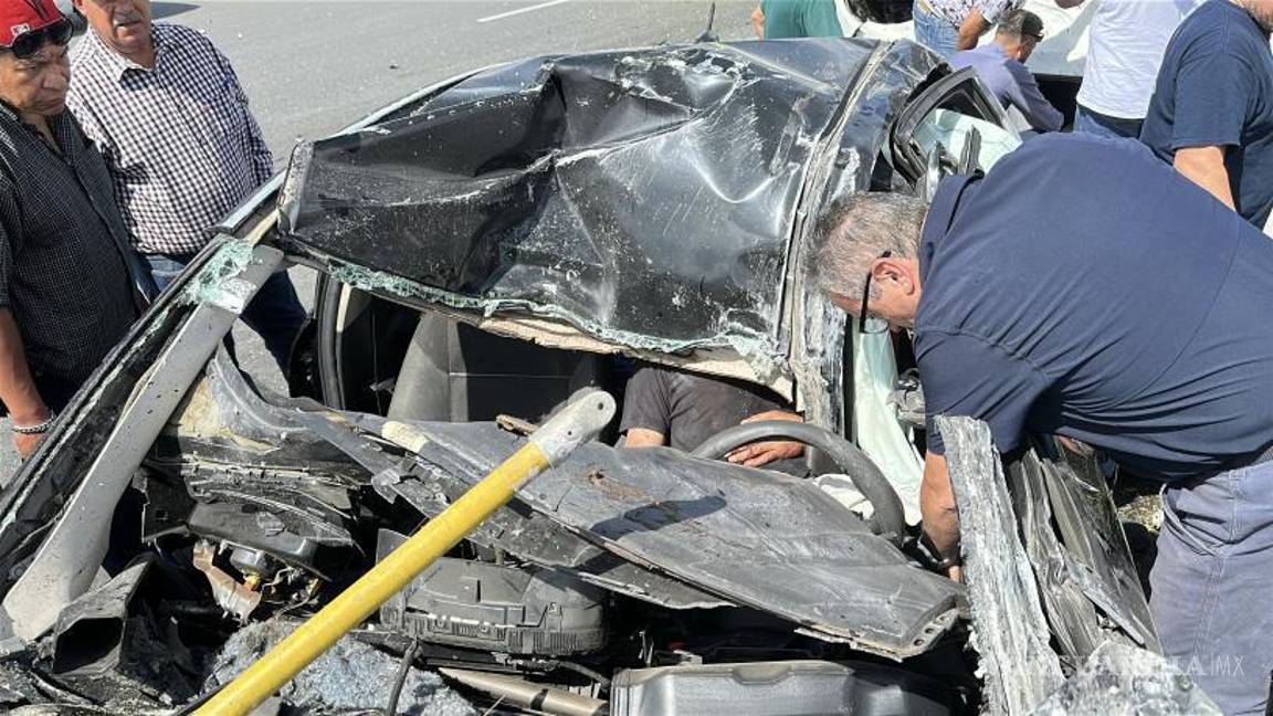 $!El accidente ocurrió la tarde de este sábado sobre el bulevar Emilio Arizpe de la Maza, lo que generó intensa movilización de cuerpos de emergencia.