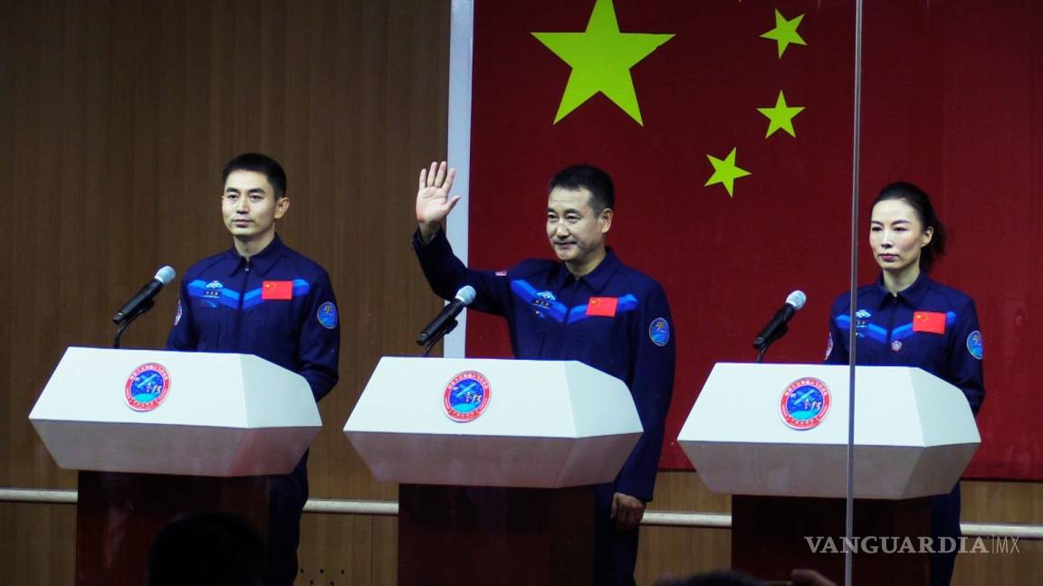 $!Los astronautas Zhai Zhigang (C), Ye Guangfu (i) y Wang Yaping (d) durante una rueda de prensa celebrada en el Centro de lanzamiento de Jiuquan, China. EFE/Álvaro Alfaro