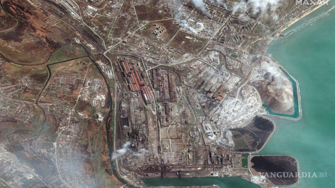 Abandonan 25 civiles la planta Azovstal en Mariúpol