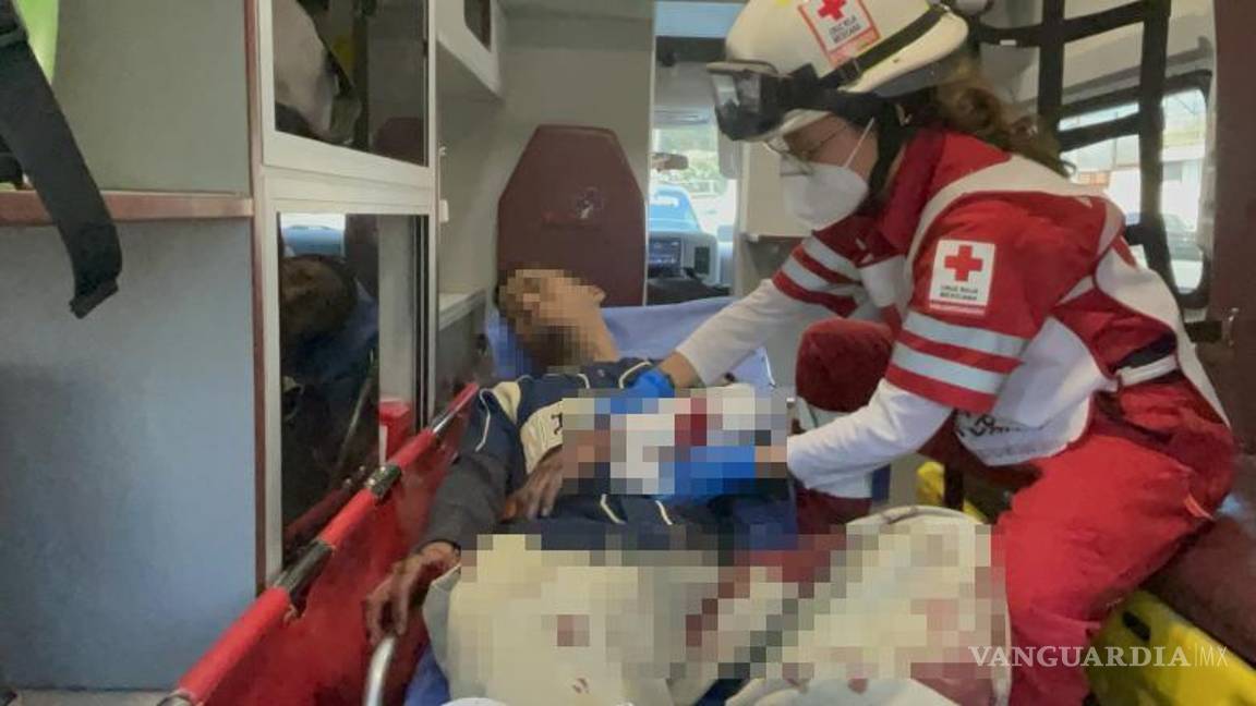 $!Bryan Alejandro ¨N¨, de 23 años, fue trasladado primero a la estación de Bomberos en la colonia Guayulera, donde lograron contener la hemorragia provocada por una herida profunda en el brazo izquierdo.