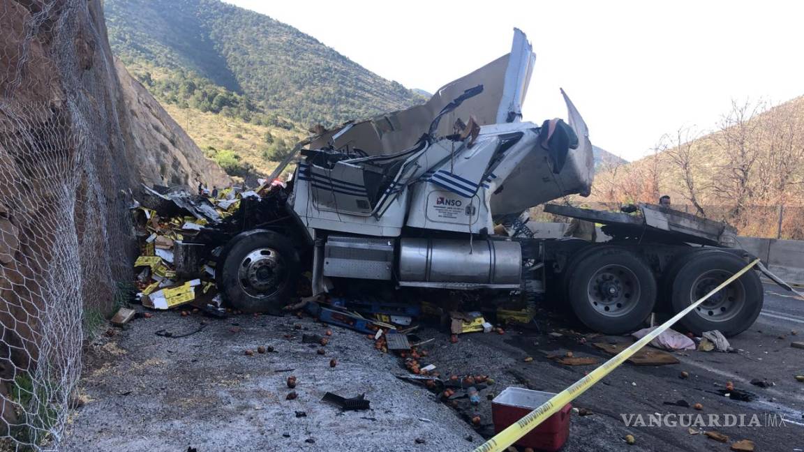 Muere trailero en accidente en Arteaga, Coahuila