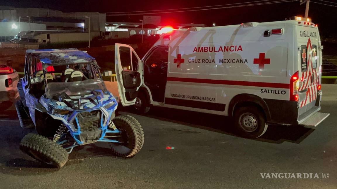 Saltillo: jóvenes alcoholizados vuelcan en Rzr; mujer queda grave