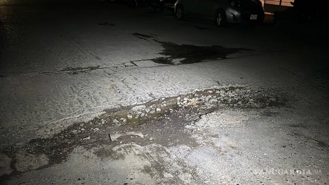 $!Habitantes pidieron a las autoridades reparar el bache para evitar más percances.