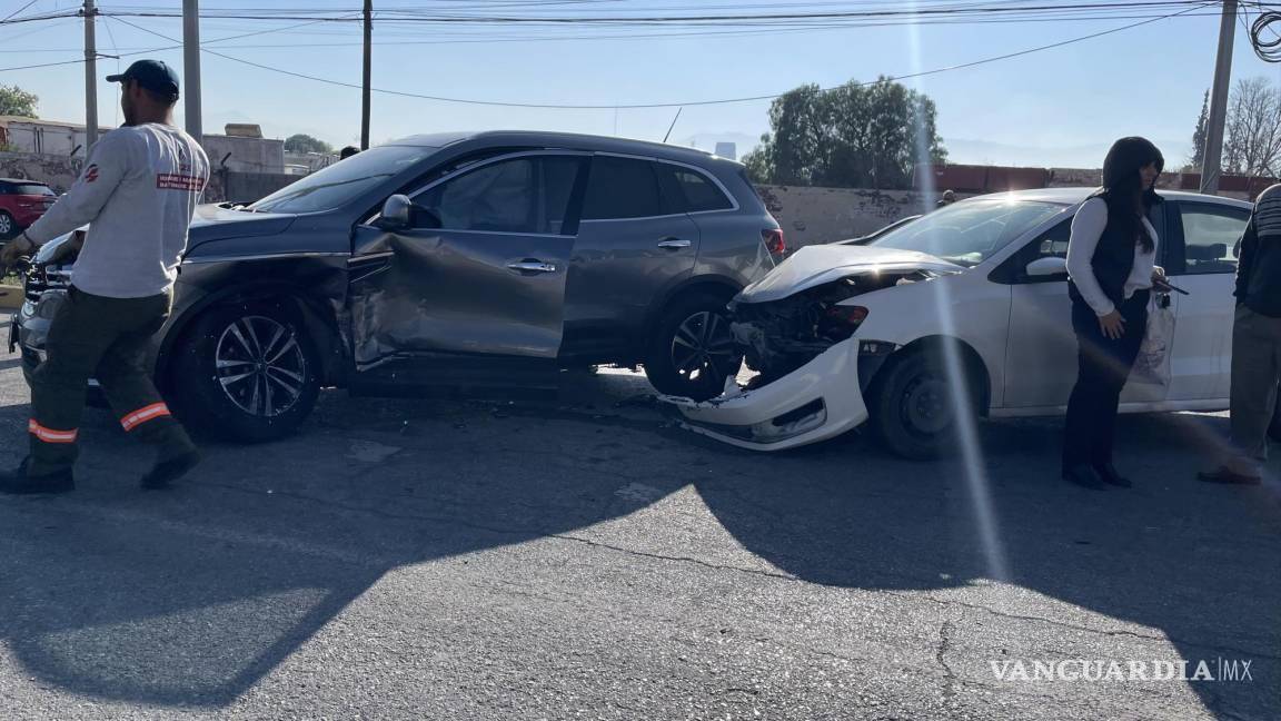 $!El impacto dejó daños en dos vehículos particulares.