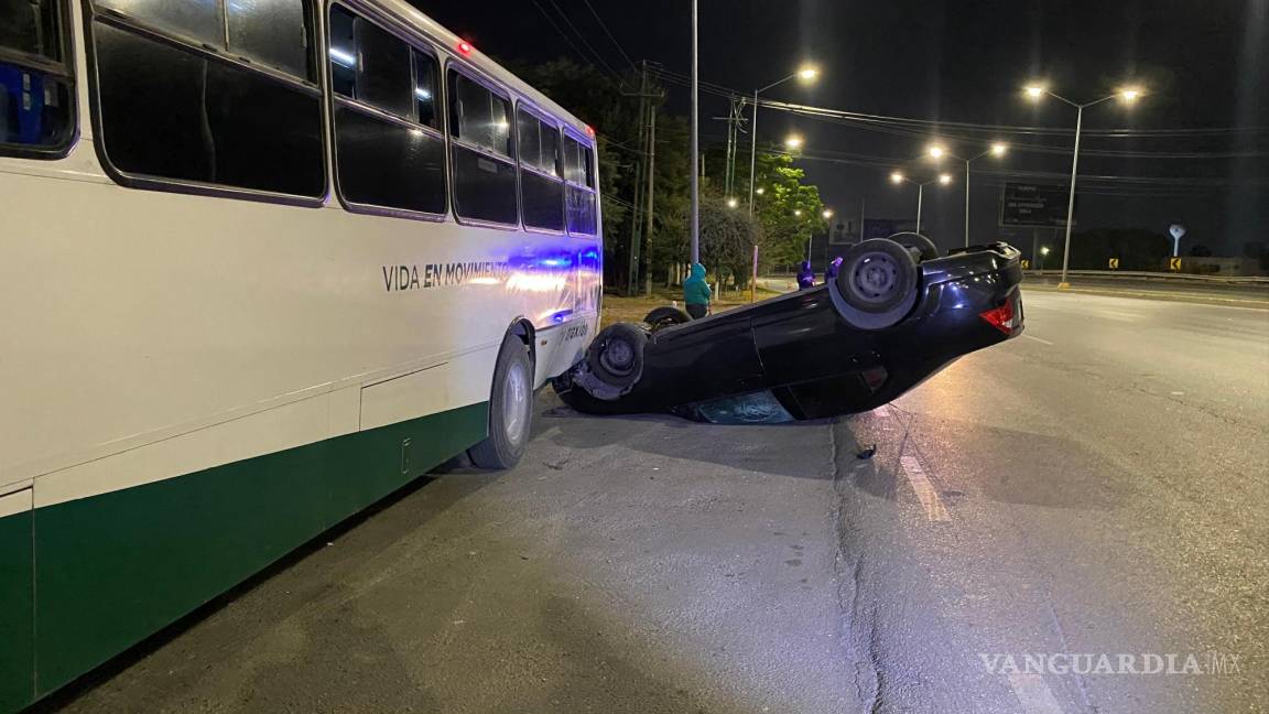 $!El auto terminó incrustado en el transporte.