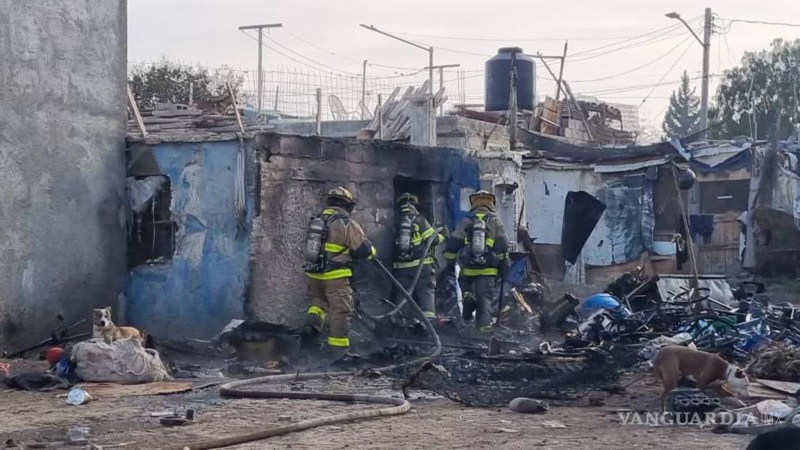 $!Según declaraciones de vecinos, el siniestro fue ocasionado por supuestos pandilleros que durante la madrugada afuera del domicilio de Alejandro quemaron un colchón.