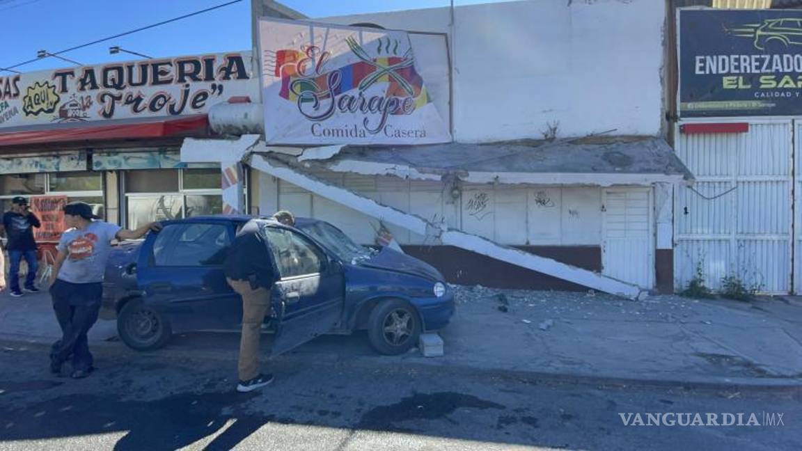 $!El impacto provocó daños en la fachada de un inmueble ubicado en la calle 30 de Septiembre, en la colonia Provivienda.