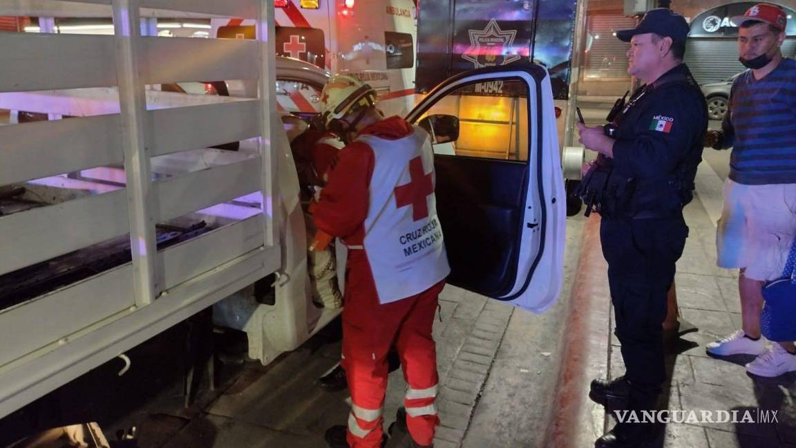 $!Elementos de Cruz Roja arribaron para verificar el estado de salud de la madre y el bebé.