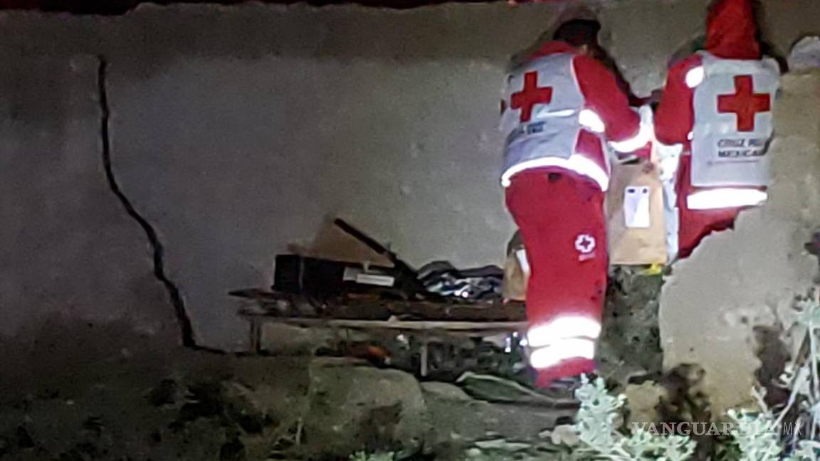 $!Paramédicos revisaron el cuerpo.