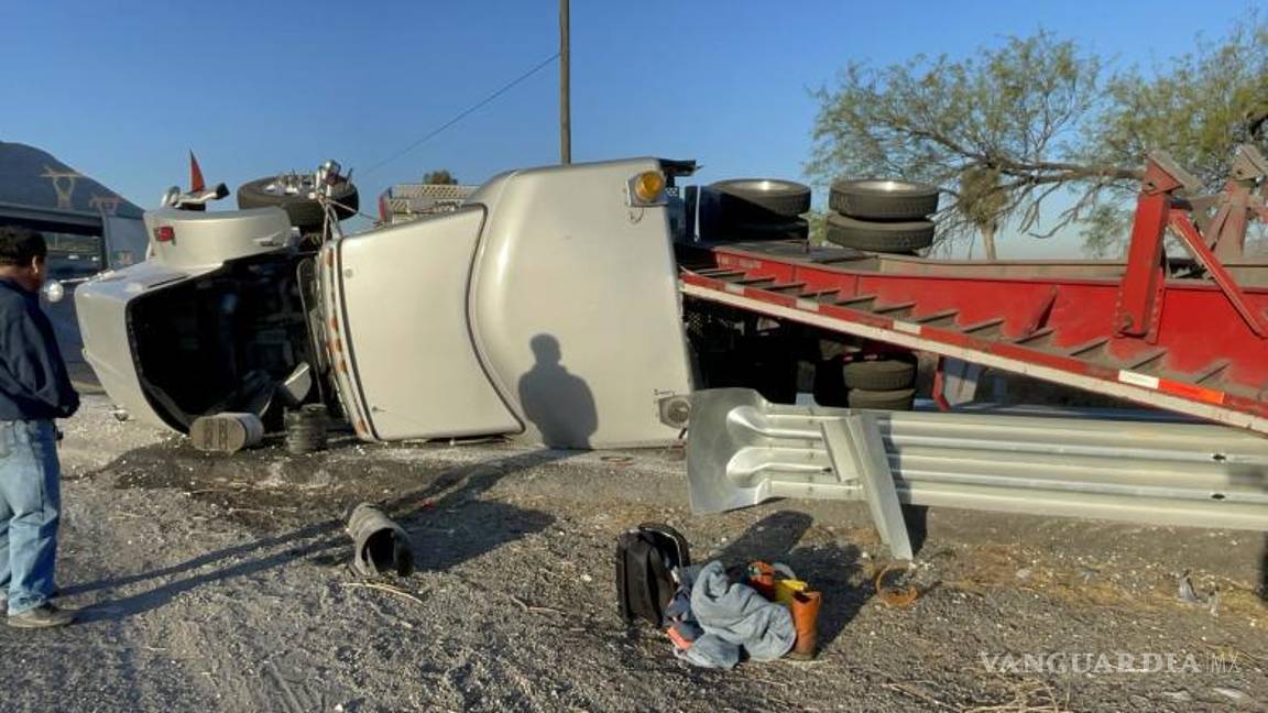$!El impacto derribó varios tramos de la barrera de contención, afectando la circulación.