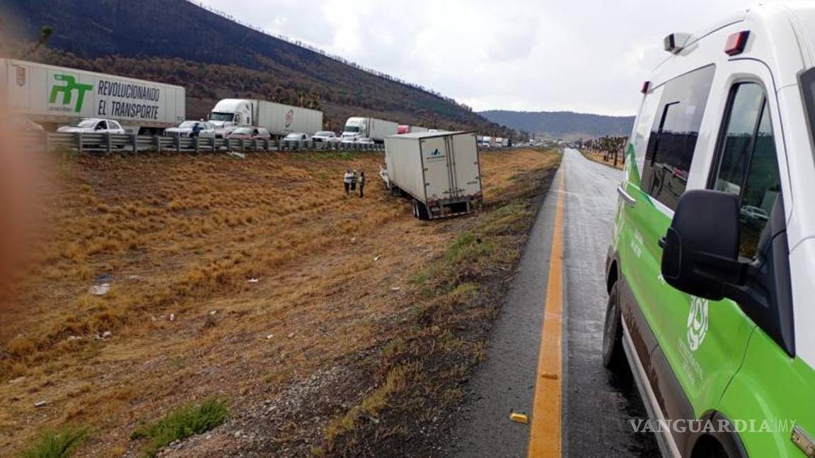 $!Automovilistas comenzaron a tomar brechas aledañas tras el cierre del tramo entre los kilómetros 215 y 217; autoridades piden evitar la zona.
