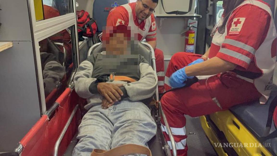 $!Motociclista repartidor resultó con lesiones leves tras ser impactado por un vehículo en la colonia Guanajuato.