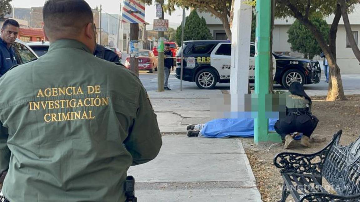 $!Agentes de la Fiscalía General del Estado acudieron al sitio para el levantamiento del cuerpo.