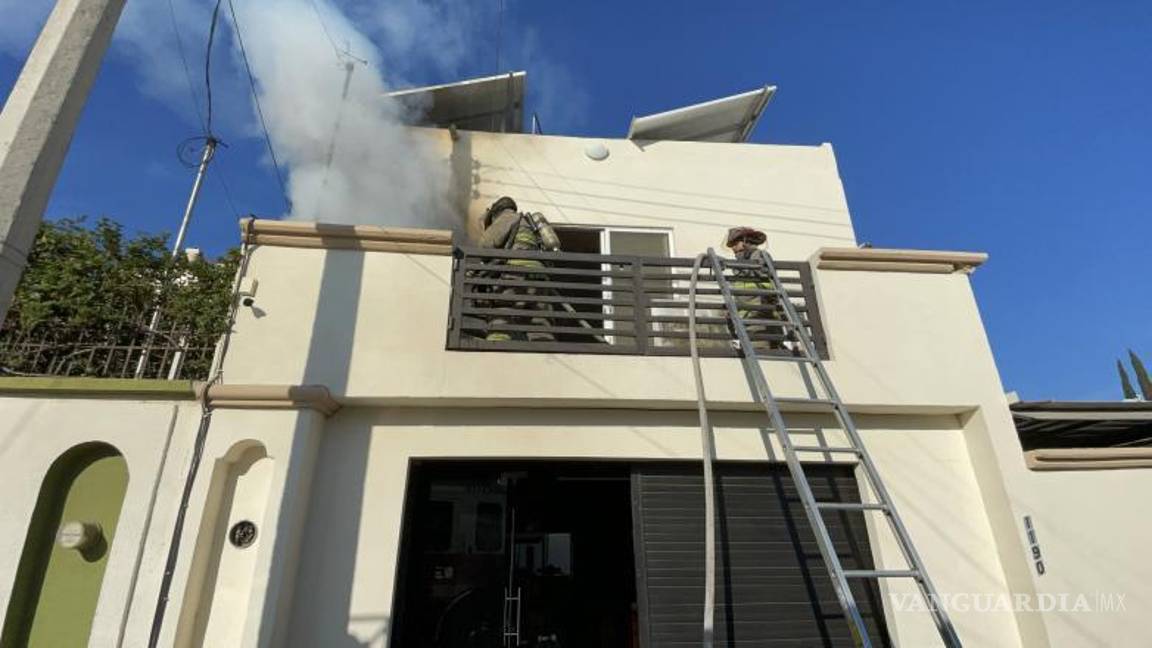 $!El fuego se originó en un balcón situado sobre el área del taller, presuntamente por una sobrecarga eléctrica.