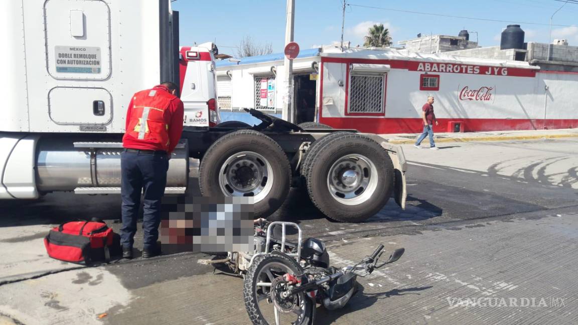 Motociclista se debate entre la vida y la muerte; fue arrollado junto a su hijo de 7 años por tráiler en Ramos Arizpe