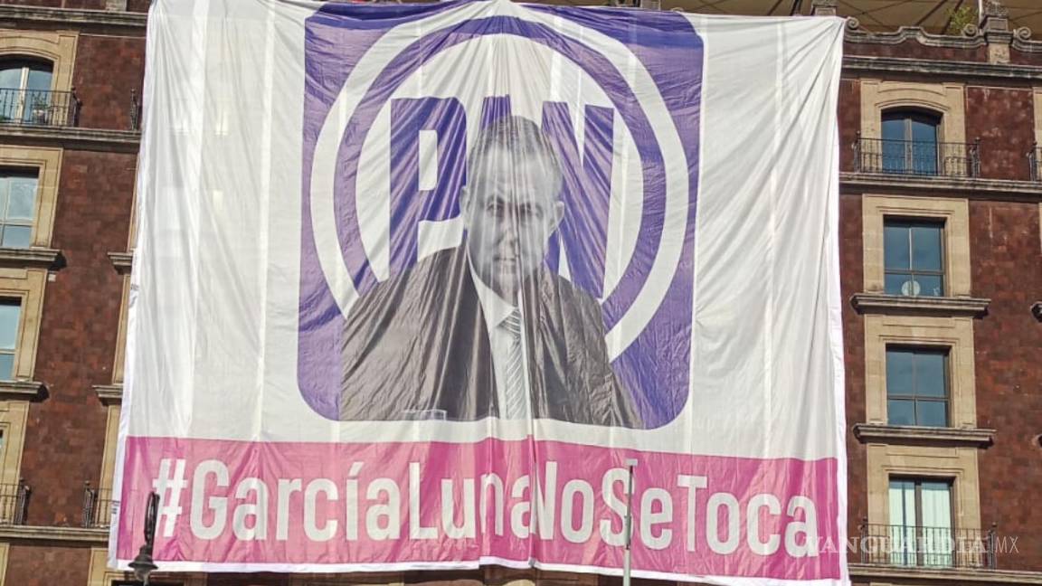 Colocan manta de García Luna en Zócalo, asistentes de marcha ‘el INE no se toca’ la quitan