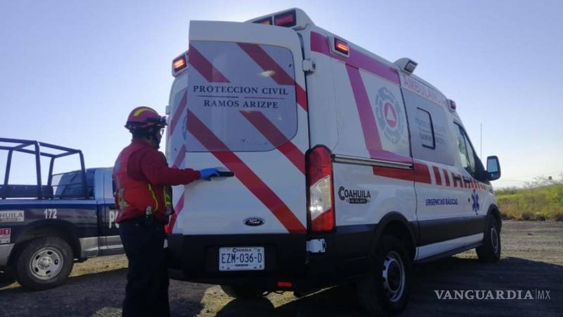 $!Bomberos acudieron al sitio para revisar al conductor, quien resultó ileso.