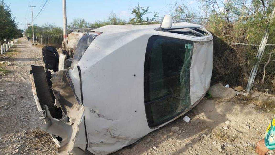 $!Las autoridades municipales procedieron con el aseguramiento del auto y su traslado a un corralón.