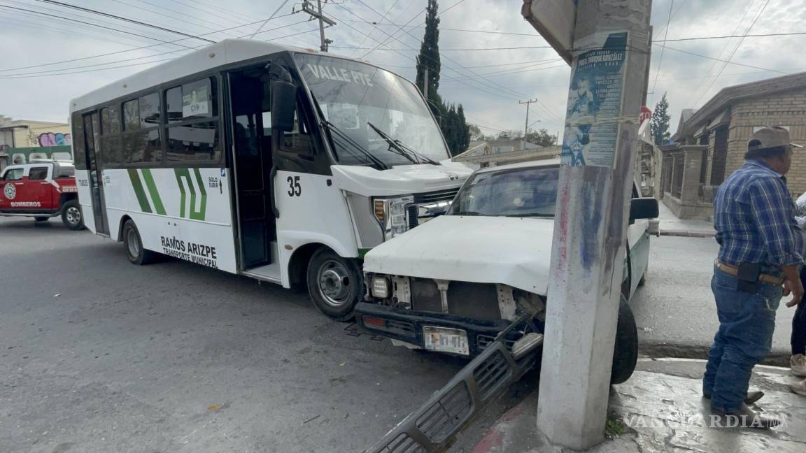 No respeta alto y transporte público lo choca en Ramos Arizpe