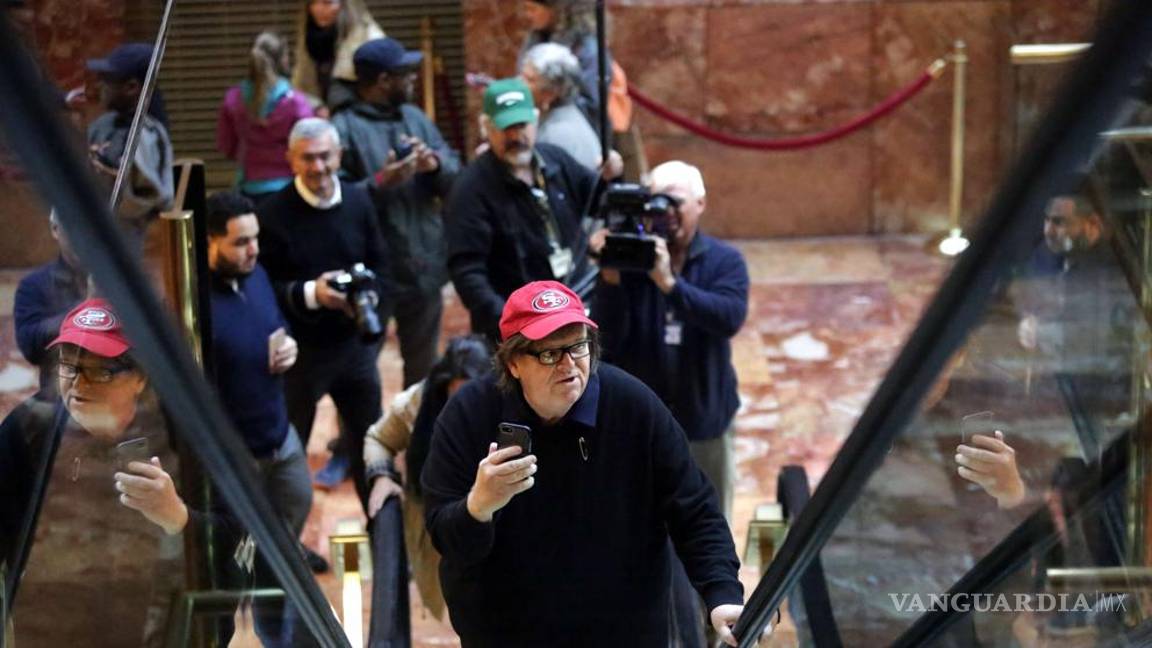 $!Michael Moore entra en la Trump Tower: "Estoy aquí, quiero hablar con usted"