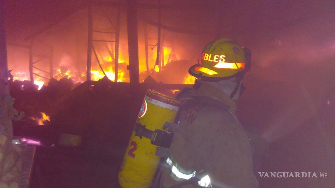 Muere bombero en incendio en bodega de Guadalupe, NL