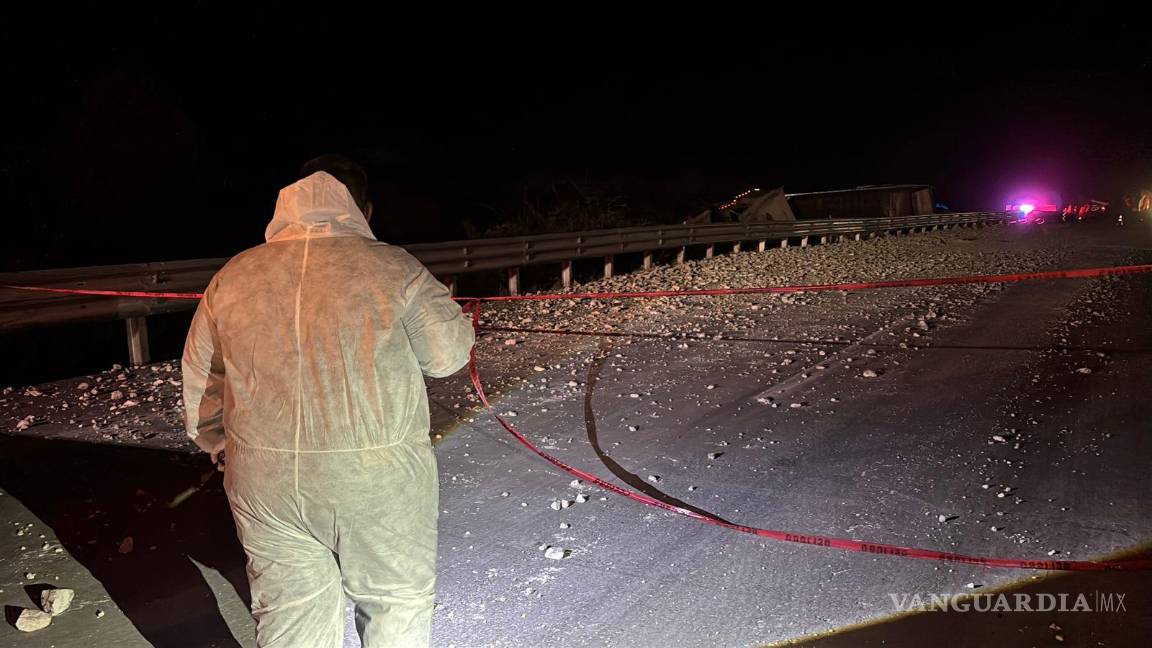 $!Las labores de limpieza y retiro de la carga provocaron el cierre total de la carretera durante varias horas.
