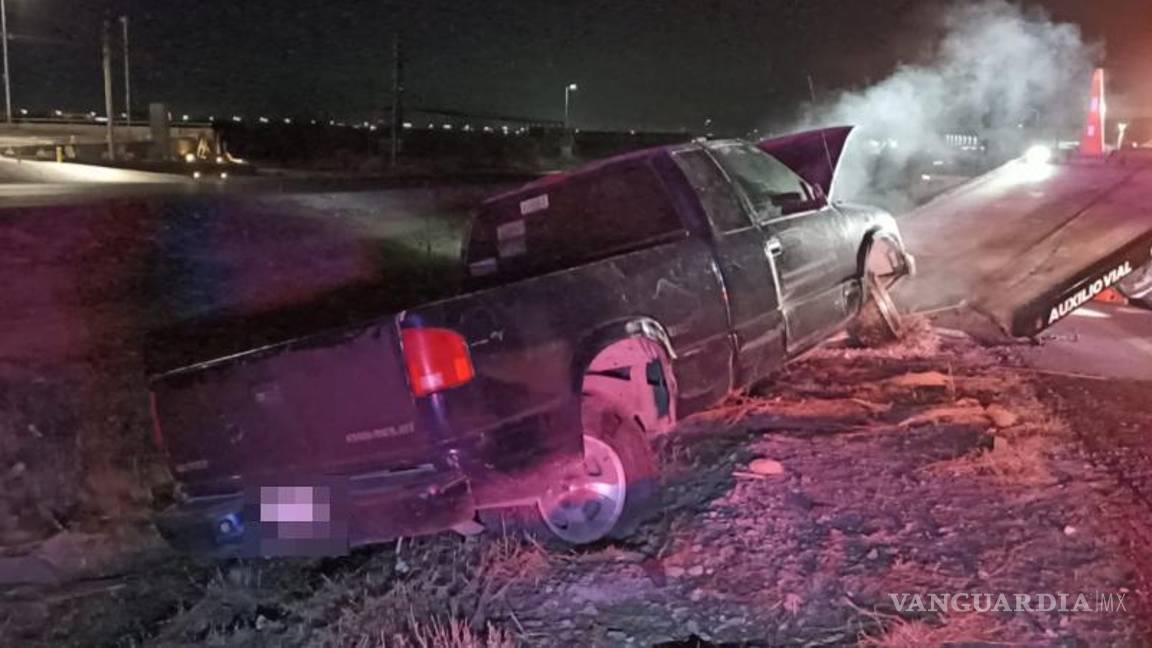 $!Tras la detención del conductor, se solicitó una grúa para trasladar la camioneta a un corralón de la ciudad mientras se determinan las causas del accidente.