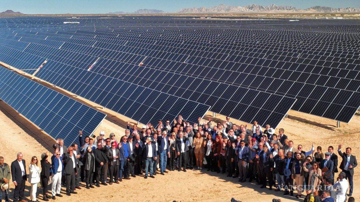 $!Marcelo Ebrard y Alfonso Durazo pusieron en marcha la primera fase de lo que calificaron la mayor planta solar de Latinoamérica, ubicada en Puerto Peñasco.