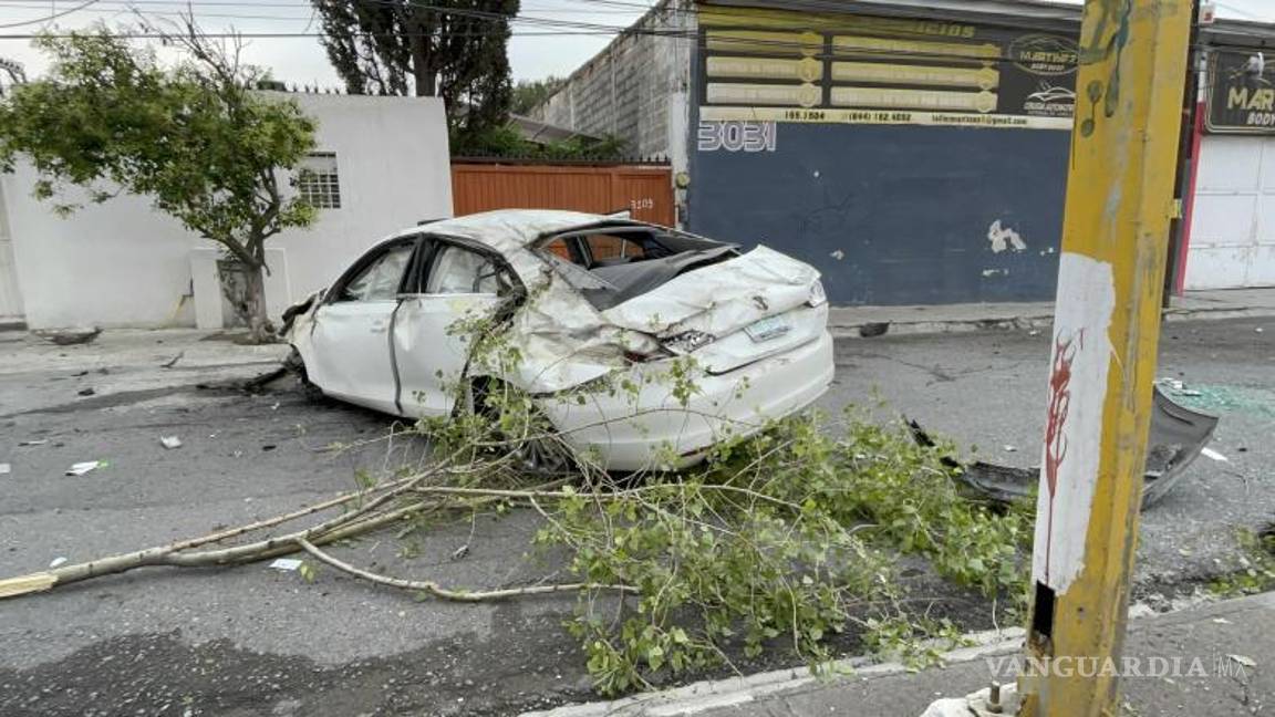 $!El vehículo impactó la barrera del muro de contención, salió de los carriles centrales hacia el lado derecho y cayó de dos metros de altura.