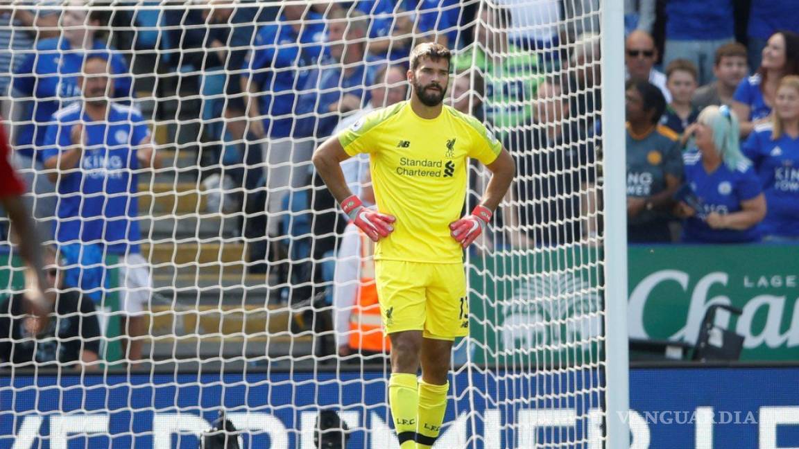 Nuevo portero del Liverpool hace un 'Karius' pero siguen invictos en la Premier League