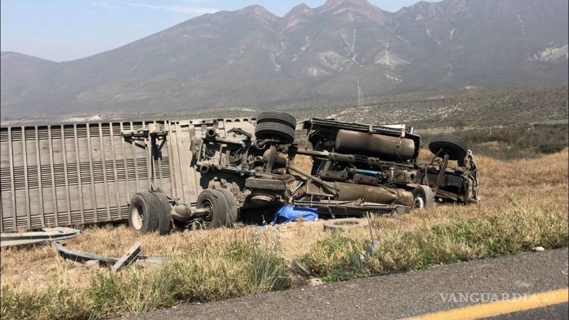 Muere trailero en volcadura en carretera Saltillo-Monterrey